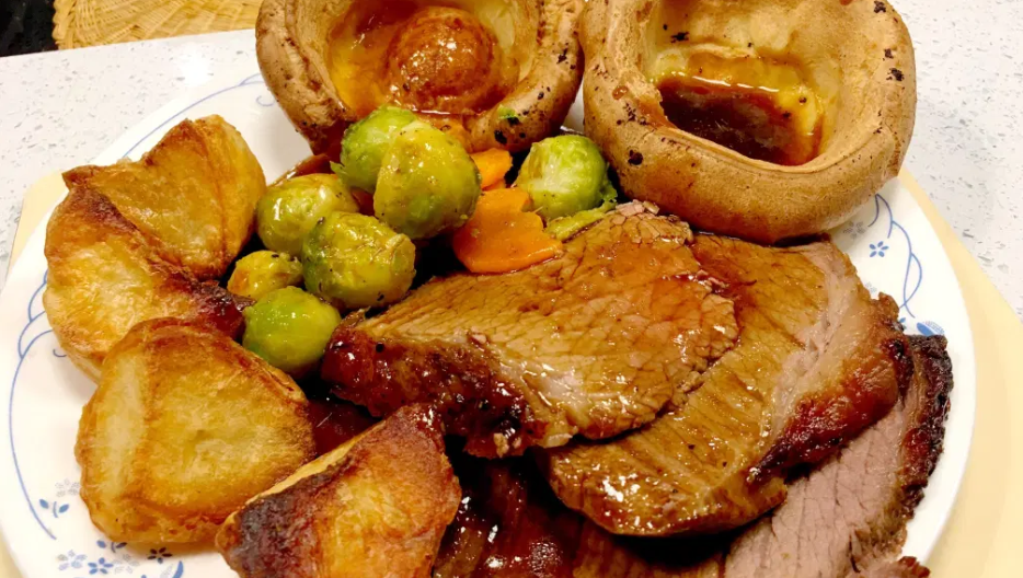 Roast beef yourkshire pudding sprouts Bisto gravy